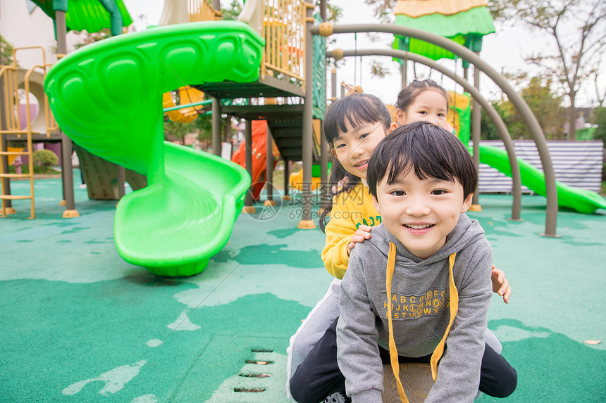 幼儿园儿童玩跷跷板图片