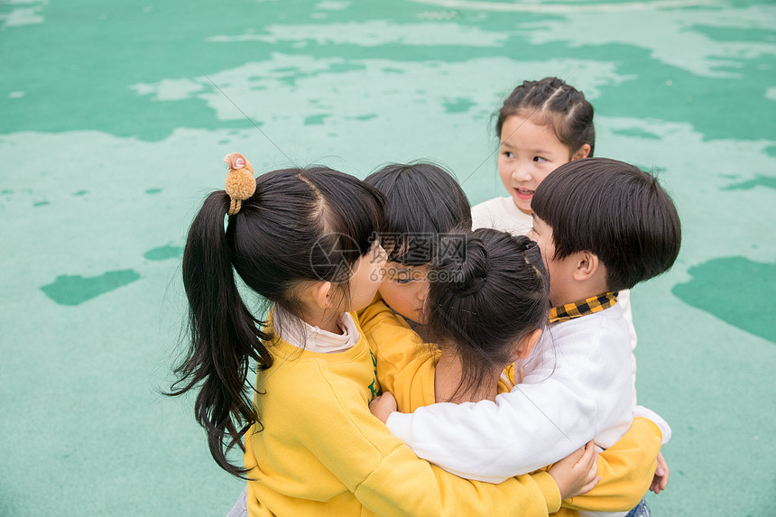 幼儿园儿童课间玩耍图片