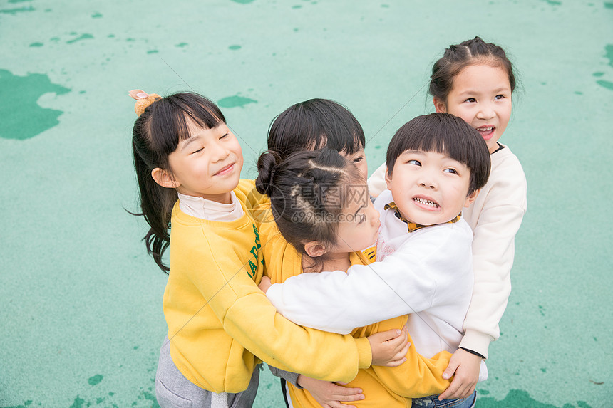 幼儿园儿童课间玩耍图片