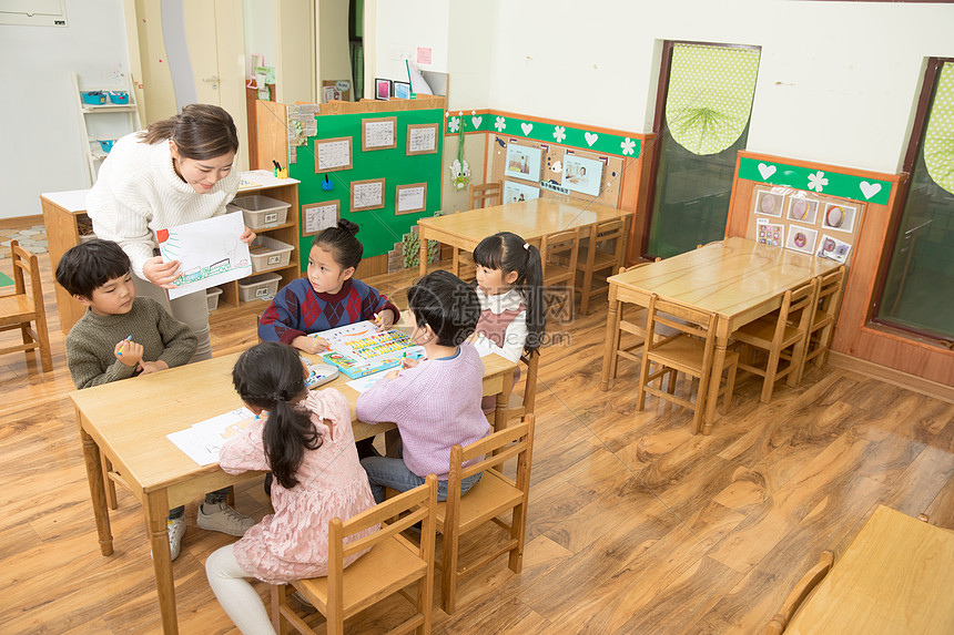 幼儿园老师指导画画图片