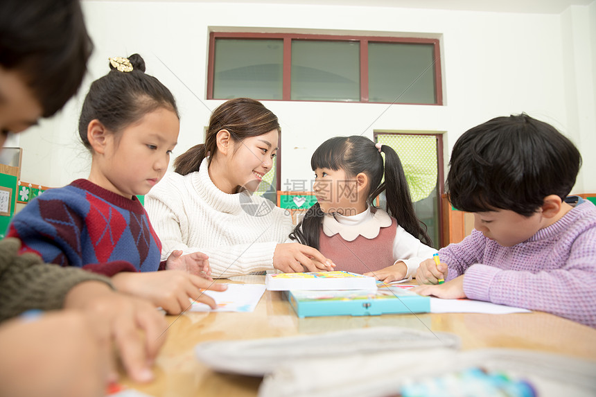 幼儿园老师指导画画图片