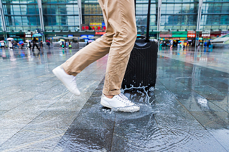 雨水水花雨中赶路的男性背景