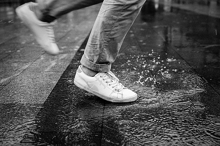 雨水水花雨中赶路的男性背景