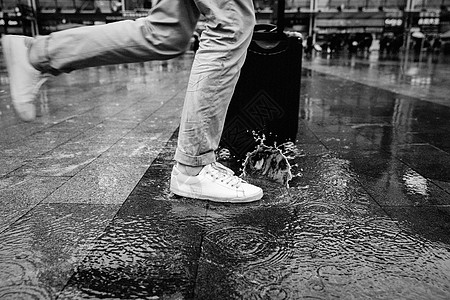 雨水水花雨中赶路的男性背景