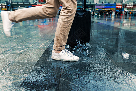 雨中赶路的男性高清图片