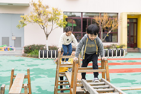 幼儿园户外儿童素质拓展高清图片