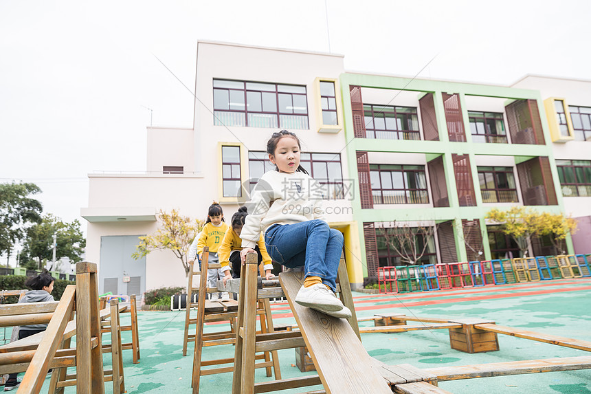 幼儿园户外儿童素质拓展图片