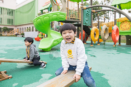 幼儿园户外儿童玩翘翘板图片