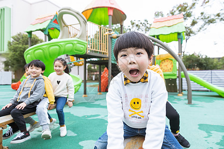 幼儿园户外儿童玩翘翘板图片