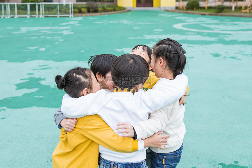 幼儿园儿童拥抱图片