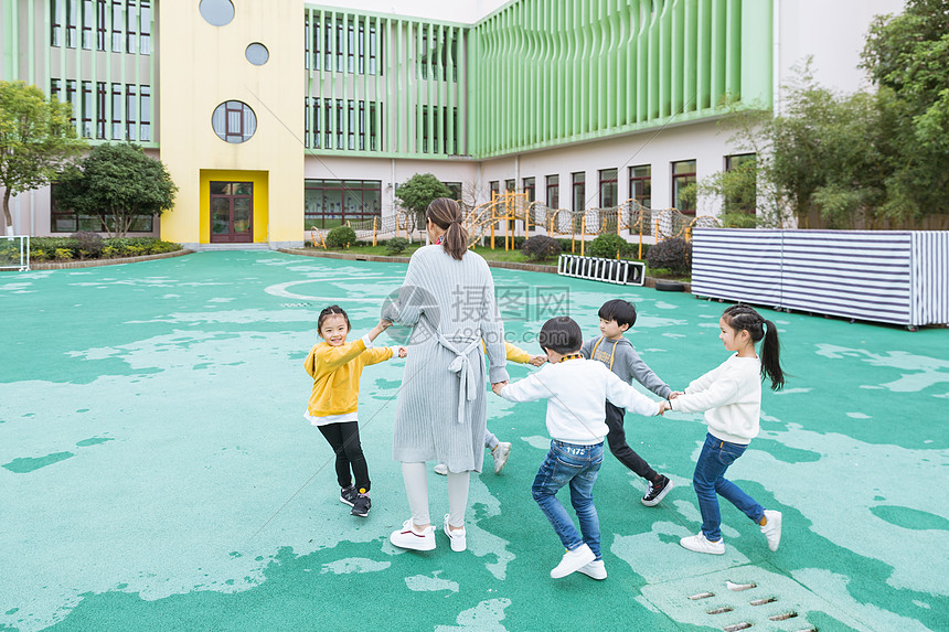 幼儿园幼师和儿童牵手玩游戏图片