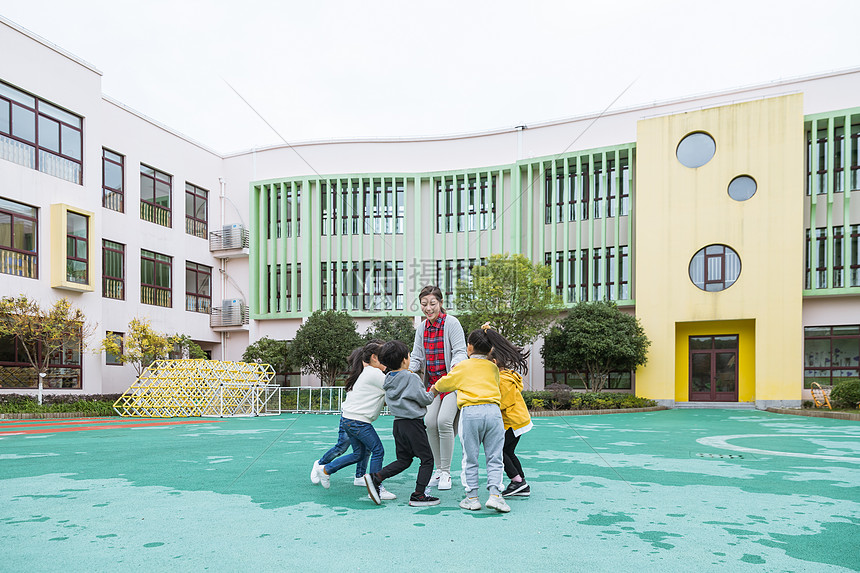 幼儿园幼师和儿童牵手玩游戏图片
