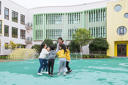 幼儿园幼师和儿童牵手玩游戏图片