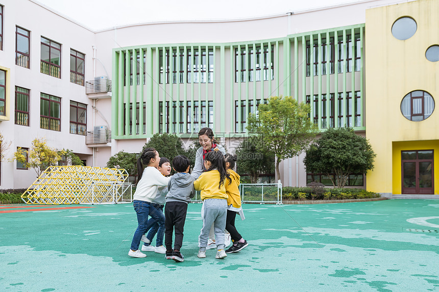 幼儿园幼师和儿童牵手玩游戏图片