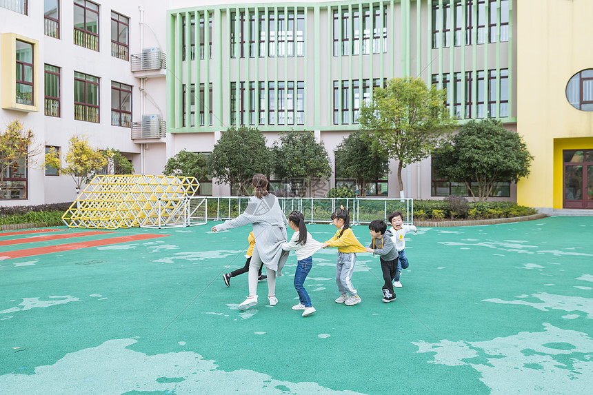 幼儿园老师和孩子玩游戏图片