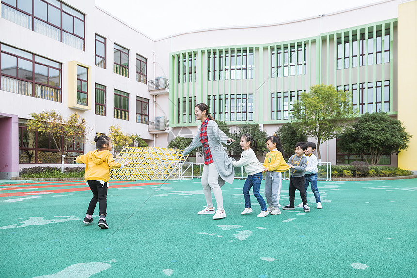 幼儿园老师和孩子玩游戏图片