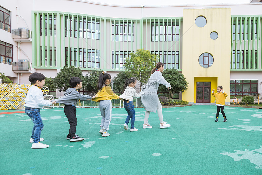 幼儿园老师和孩子玩游戏图片