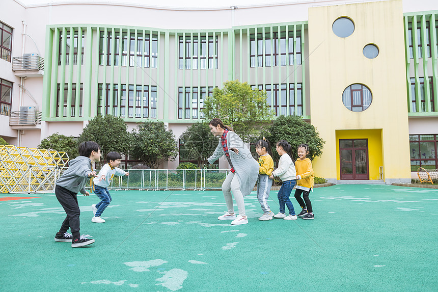 幼儿园老师和孩子玩游戏图片