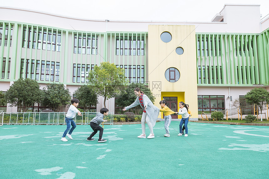 幼儿园老师和孩子玩游戏图片