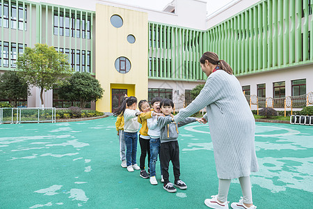 幼儿园老师带孩子排队背景图片