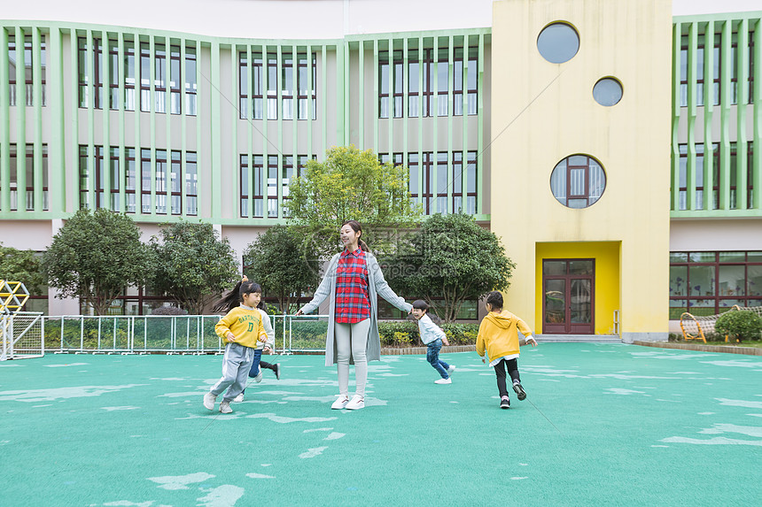 幼儿园老师和孩子玩游戏图片