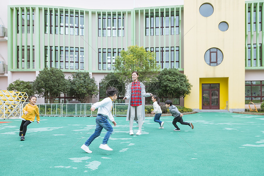 幼儿园老师和孩子玩游戏图片