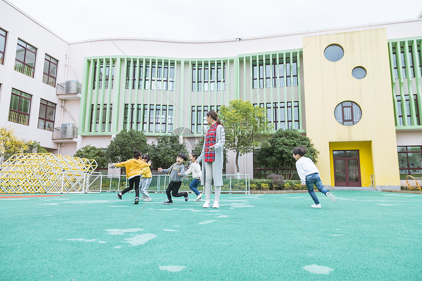 幼儿园老师和孩子玩游戏图片