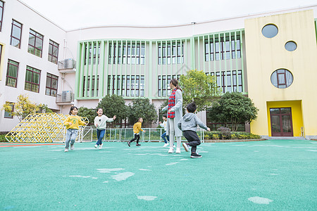 幼儿园老师和孩子玩游戏背景