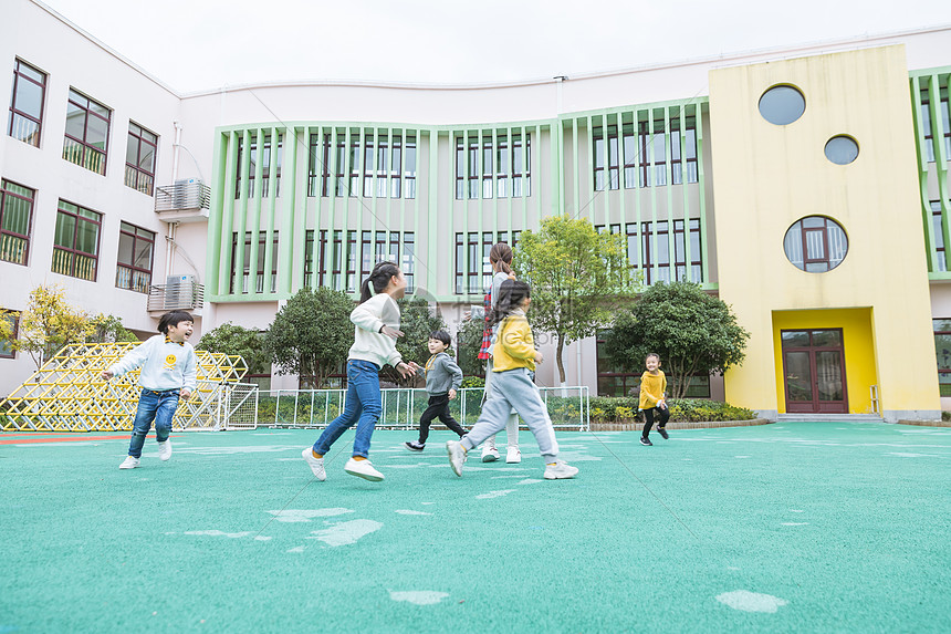 幼儿园老师和孩子玩游戏图片