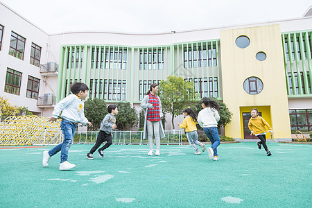 人物图幼儿园老师和孩子玩游戏背景