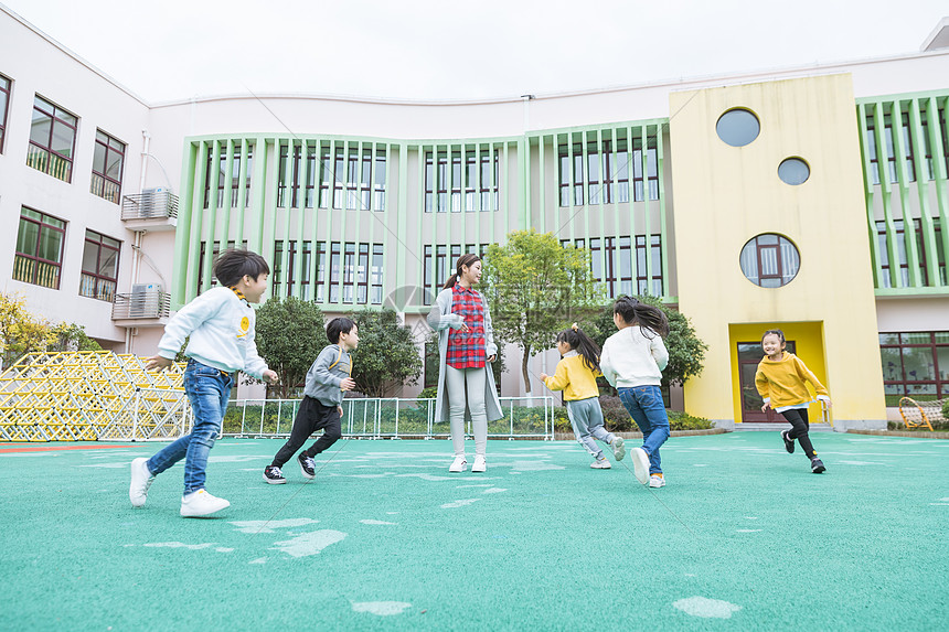 幼儿园老师和孩子玩游戏图片