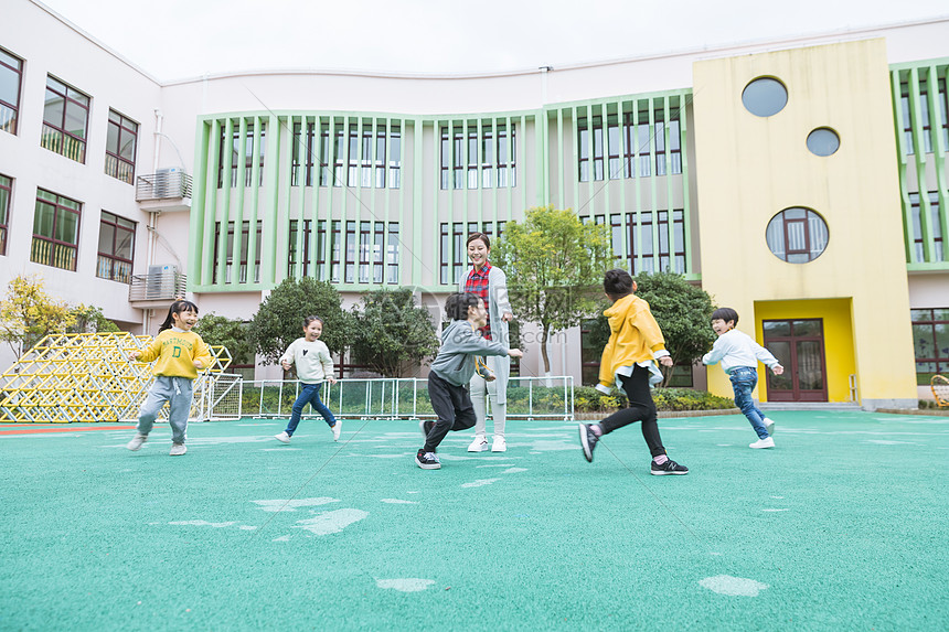 幼儿园老师和孩子玩游戏图片