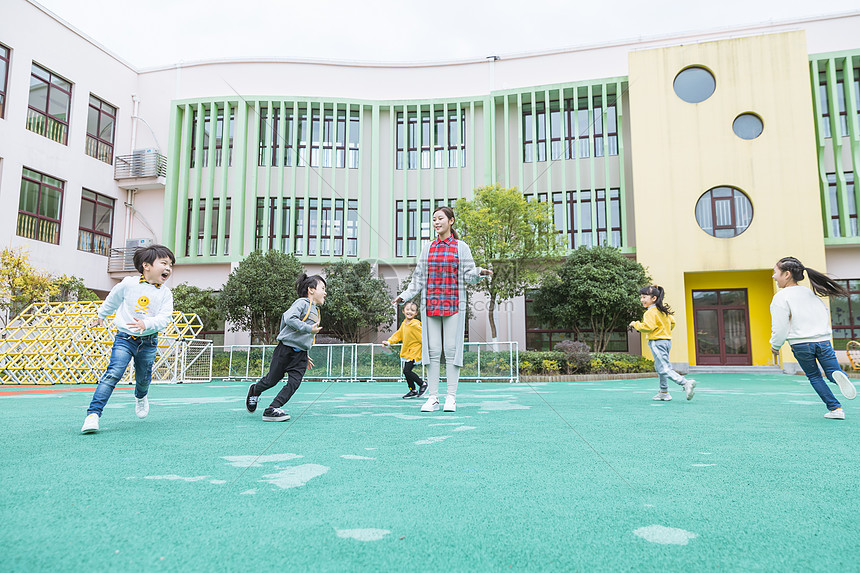 幼儿园老师和孩子玩游戏图片