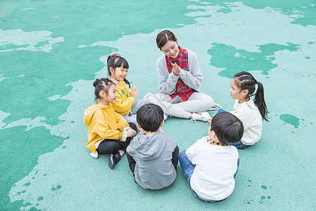 幼儿园户外幼师陪伴儿童图片