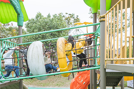 玩秋千孩子幼儿园儿童玩游乐设施背景