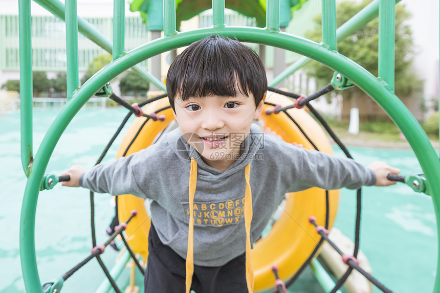 幼儿园男孩玩游乐设施图片