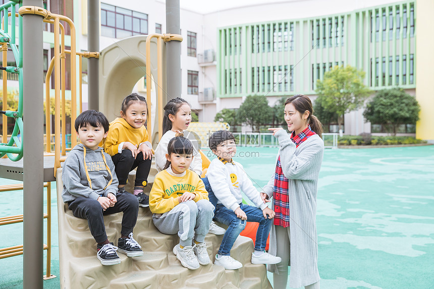 幼儿园户外幼师陪伴儿童图片