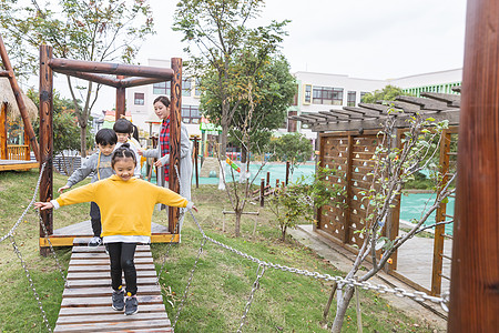 孩子排队幼儿园老师带孩子过桥背景