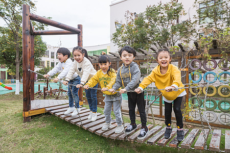 幼儿园开心儿童在桥上高清图片