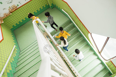 幼儿园儿童楼梯奔跑背景图片