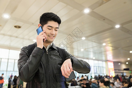 男性在候车室开心的打电话图片