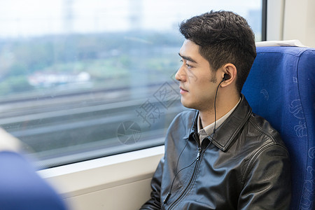 男性在车厢内听音乐图片