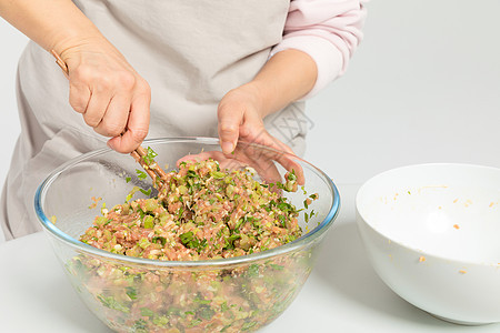 奶奶拌饺子馅图片