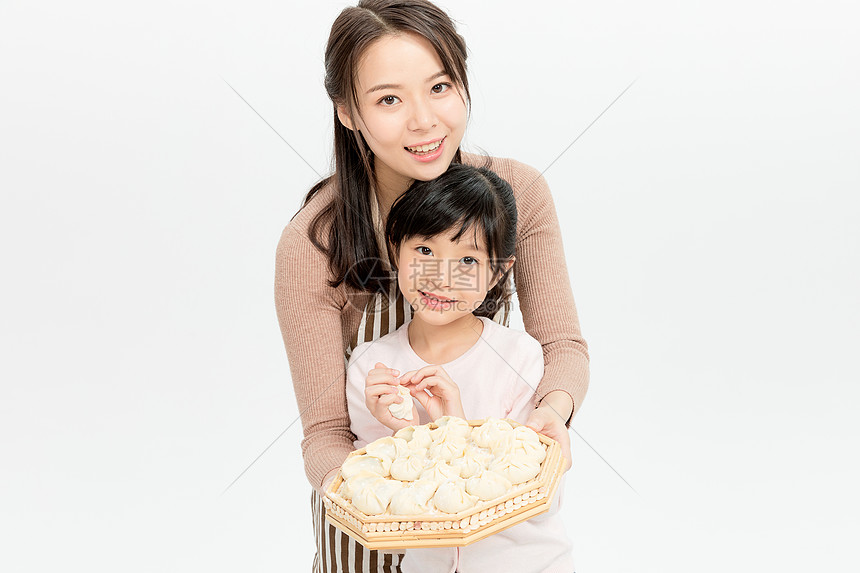 母女二人包饺子图片