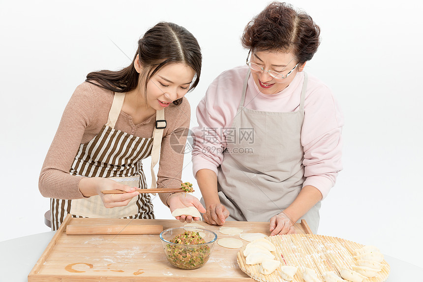 母女过节包饺子图片