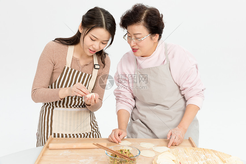 母女过节包饺子图片