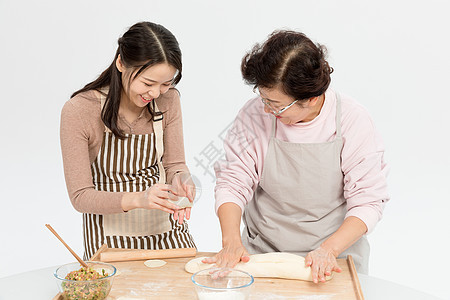 母女过节包饺子背景图片