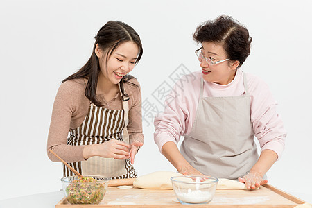 母女过节包饺子图片