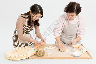 母女过节包饺子图片