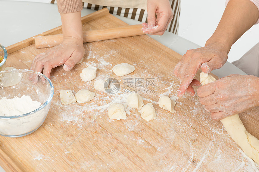 揪剂子擀皮包饺子图片